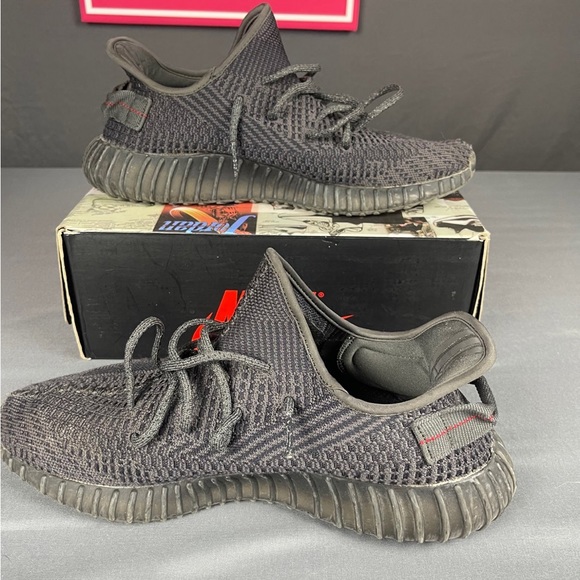 Yeezy Boost 350 v2 Black Non-Reflective - Picture 2 of 5